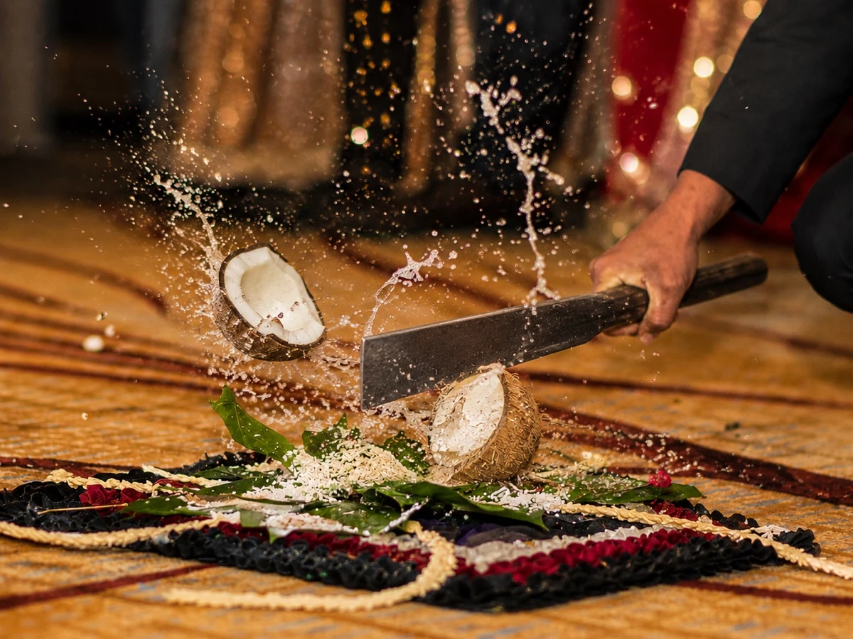 අසුබ බලපෑම් පන්නා දැමීමට පොල්ගෙඩියක් කඩන මොහොත