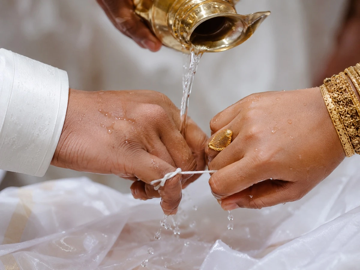 සුළැඟිලි නූලකින් බැඳ ජලය වත් කරන මොහොත